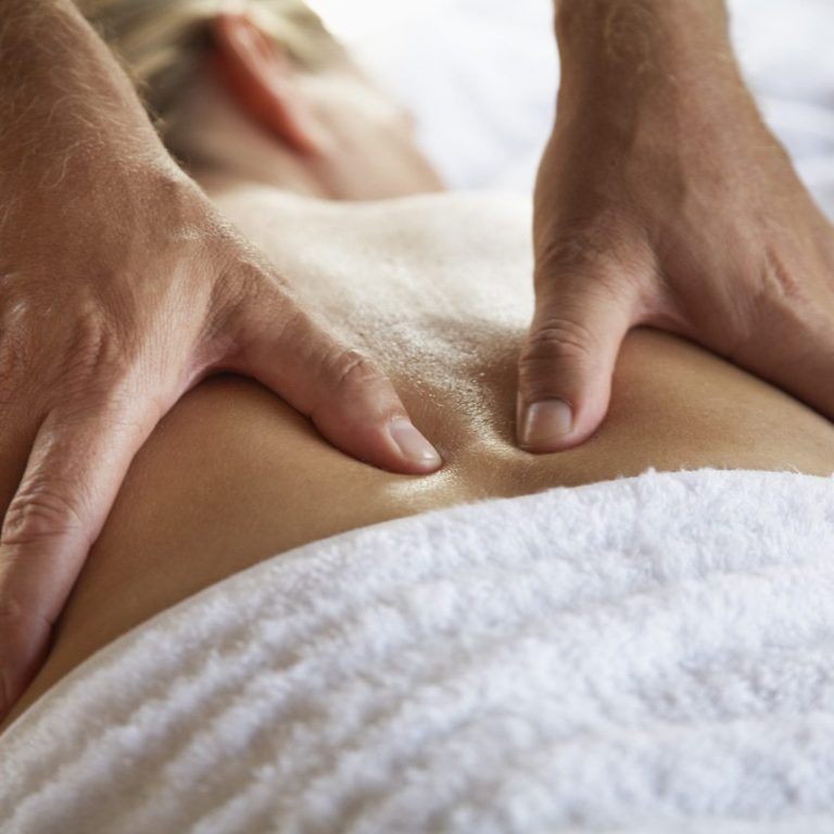  Massage californien-suédois pour une détente profonde et revitalisante, alliant techniques douces et fermes pour soulager les tensions musculaires et apaiser l'esprit.